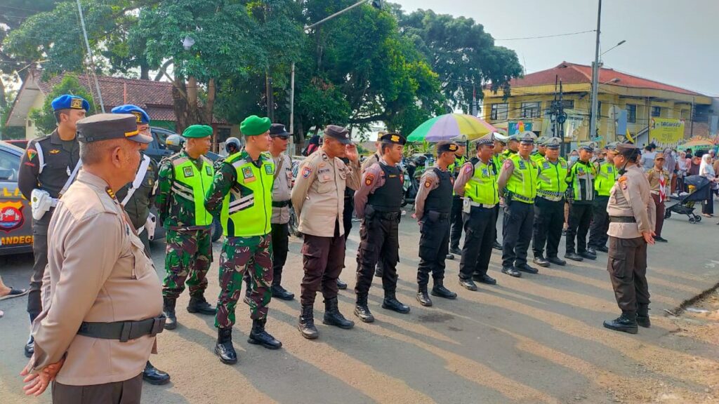 Kapolsek Pandeglang Cek Kesiapan dan Himbauan Keselamatan dalam Apel Operasi Lilin Maung 2023 2 WhatsApp Image 2023 12 24 at 11.32.36