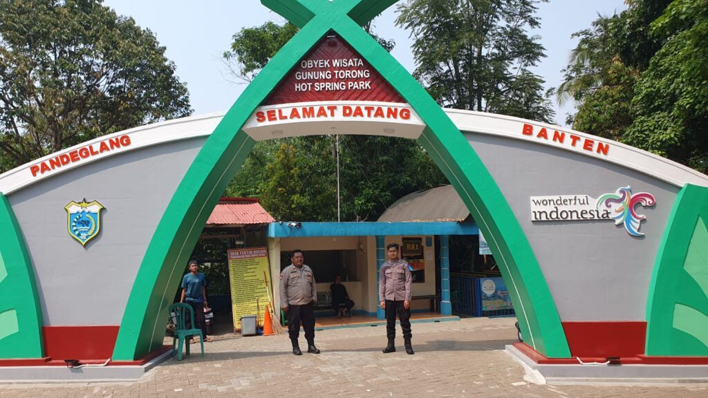 Personel Polres Pandeglang Pastikan Keamanan dan Kenyamanan di Obyek Wisata Cisolong Selama Ops Lilin Maung 2023 3 WhatsApp Image 2023 12 24 at 11.33.18