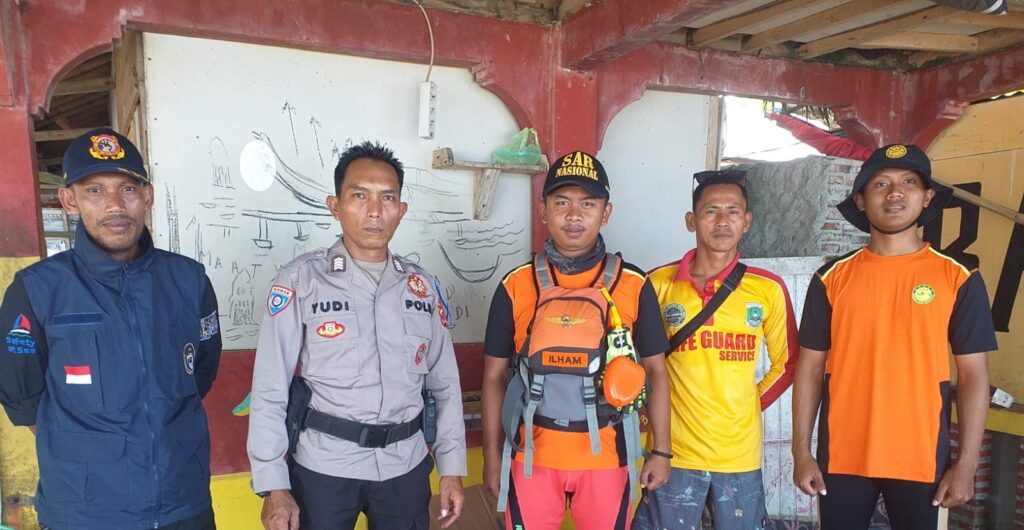 Polsek Carita Terus Berikan Himbauan Waspada untuk Menjaga Keselamatan di Pantai 4 WhatsApp Image 2023 12 24 at 11.36.47