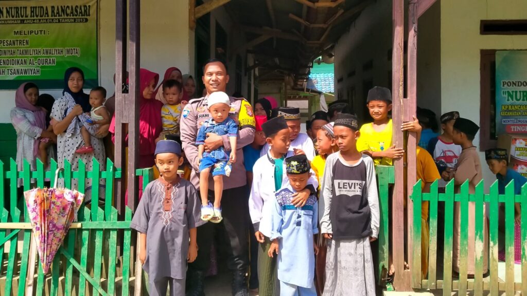 Bhabinkamtibmas Polsek Angsana Jalin Sinergi dengan Pondok Pesantren Nurul Huda dalam Upaya Meningkatkan Keamanan Bersama 5 WhatsApp Image 2023 12 24 at 11.38.58
