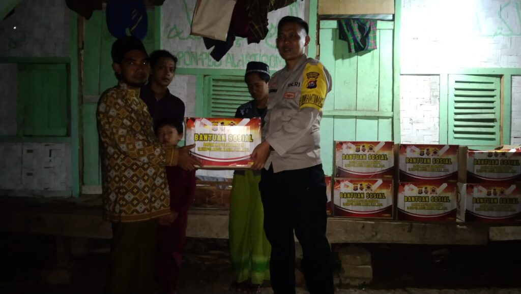 Bhabinkamtibmas Polsek Cadasari Sampaikan Bantuan Sosial Kapolda Banten untuk Pondok Pesantren dan Tokoh Agama di Wilayah Koroncong 6 WhatsApp Image 2023 12 24 at 11.44.23