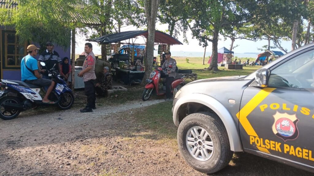 Operasi Lilin Maung 2023 : Polsek Pagelaran Himbau Wisatawan di Obyek Wisata Pantai Karoeng 9 WhatsApp Image 2023 12 24 at 11.52.11