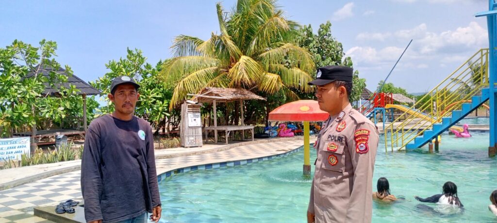 Polsek Cimanggu Lakukan Pengamanan Tempat Wisata Saung Kiray dan Waterpark Ujungkulon 10 WhatsApp Image 2023 12 24 at 11.56.16