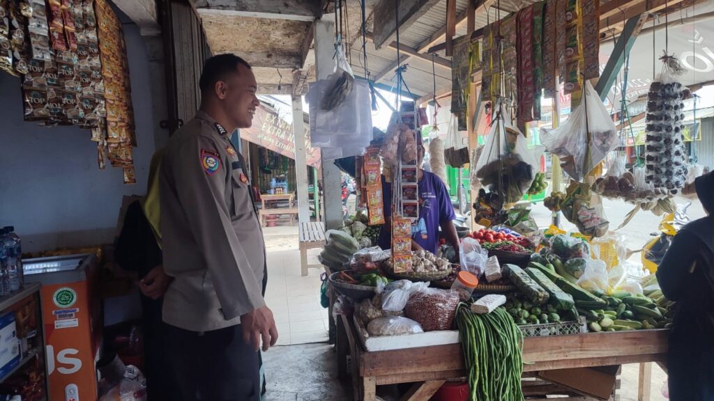 Bhabinkamtibmas Polsek Cibaliung Pastikan Keamanan dan Ketertiban di Pasar Tradisional menjelang Natal dan Tahun Baru 2024 3 WhatsApp Image 2023 12 24 at 12.07.30