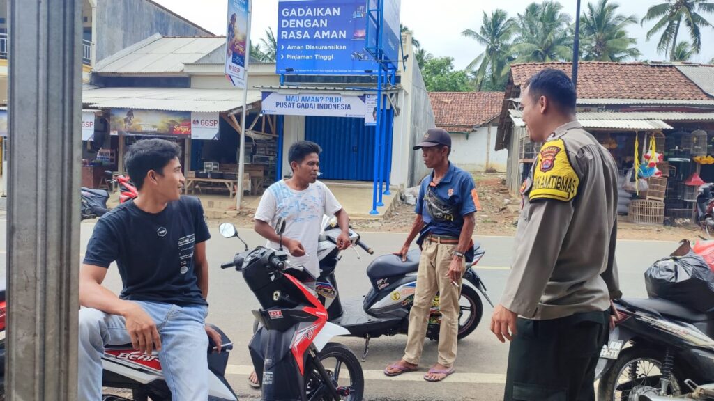 Polsek Cibaliung Gelar Patroli Dialogis dan Sambang Pangkalan Ojek dalam Operasi Lilin Maung 2023 4 WhatsApp Image 2023 12 24 at 12.12.09