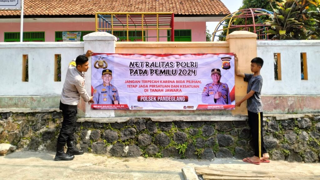 Bhabinkamtibmas Polsek Pandeglang Ajak Masyarakat Sukseskan Pemilu 2024 dan Jaga Persatuan 5 WhatsApp Image 2023 12 24 at 12.41.02