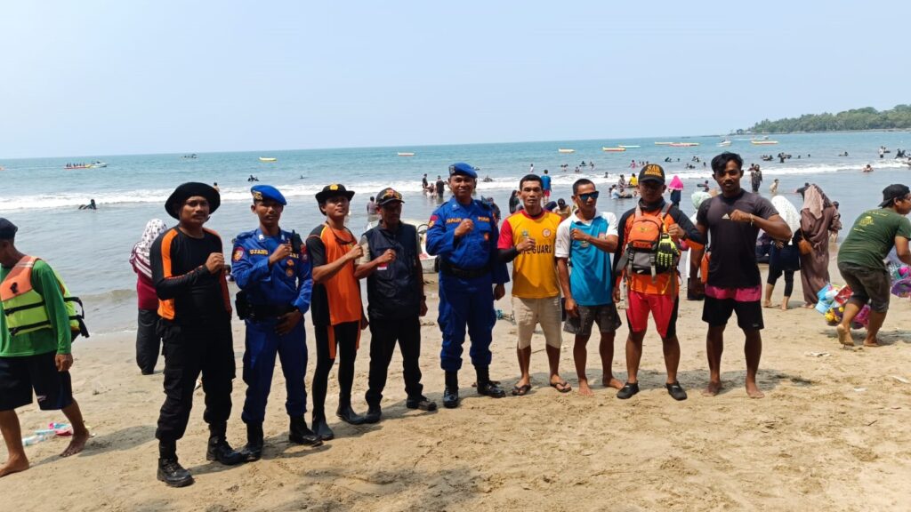 Satpolair Polres Pandeglang dan Life Guard Gelar Patroli dan Sambang Dialogis di Pantai Carita 10 WhatsApp Image 2023 12 24 at 17.17.26