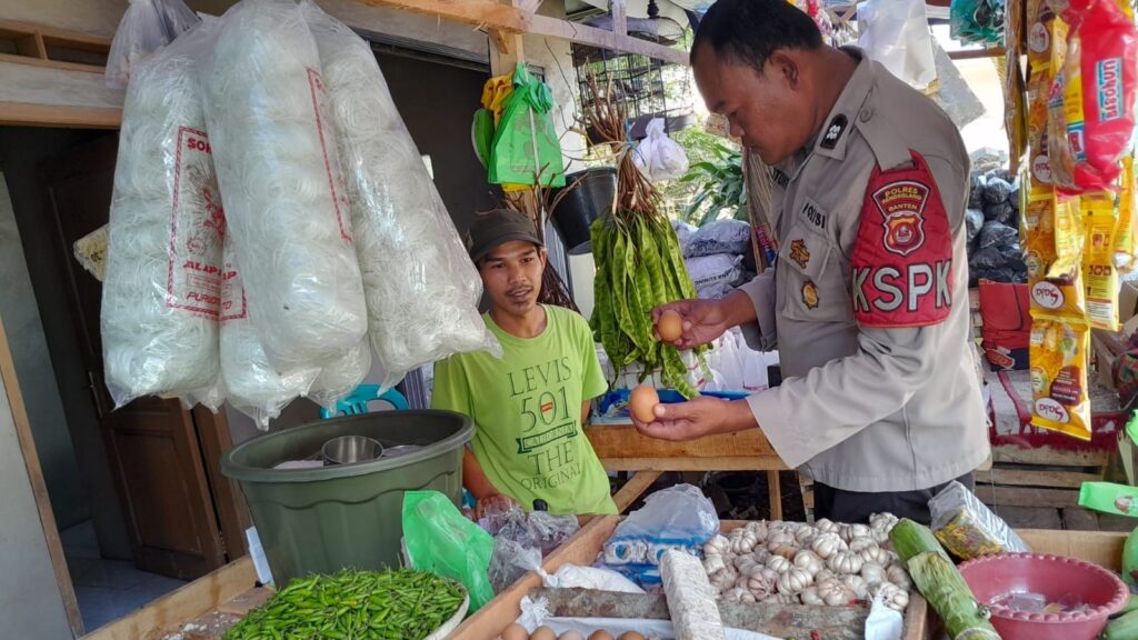 Polsek Menes Turun Tangan Pantau Harga dan Stok Bahan Kebutuhan Pokok di Pasar Menes 8 WhatsApp Image 2023 12 25 at 07.18.39