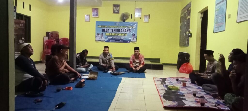 Bhabinkamtibmas Polsek Pulosari Sosialisasikan Pentingnya Menjaga Kedamaian Jelang Pemilu 2024 4 WhatsApp Image 2023 12 25 at 08.28.38