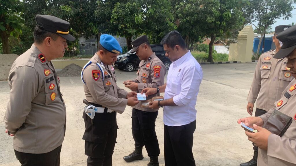 Kapolsek Cikedal Lakukan Pemeriksaan Kelengkapan Personil Pasca Apel Operasi Lilin Maung 2023 9 WhatsApp Image 2023 12 25 at 09.40.35