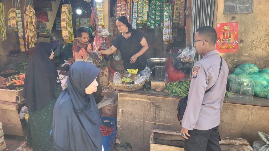 Polsek Menes Pantau Harga dan Ketersediaan Bahan Kebutuhan Pokok di Pasar Menes 7 WhatsApp Image 2023 12 25 at 09.41.41