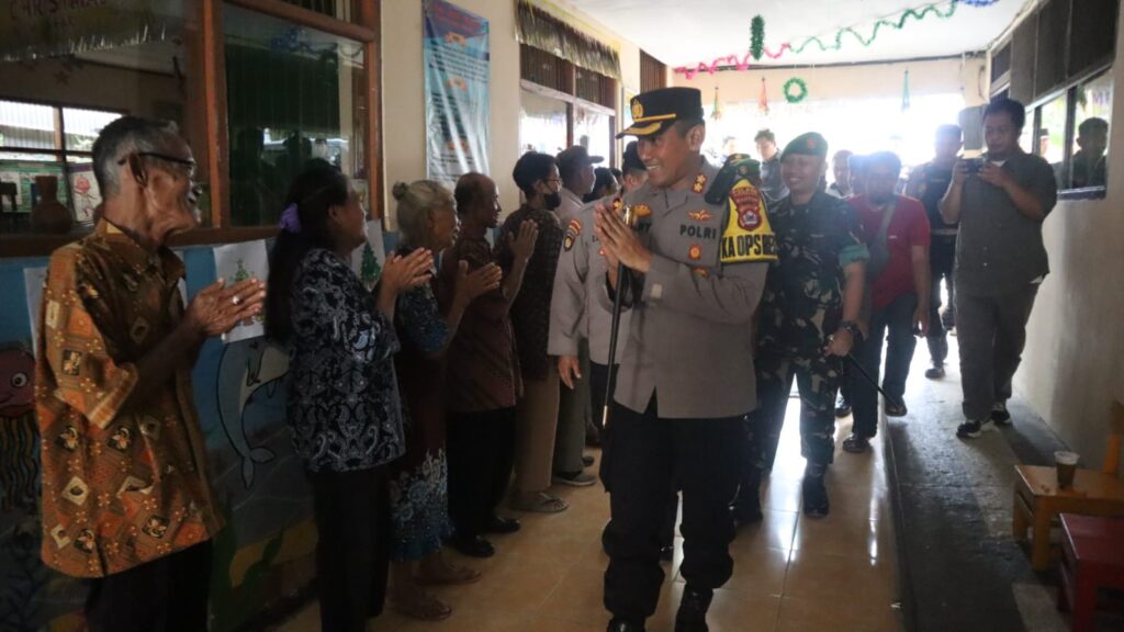 Patroli Bersama Ops Lilin Maung 2023 : Kapolres Pandeglang dan Forkopimda Pastikan Ibadah Natal Berjalan Lancar 2 WhatsApp Image 2023 12 25 at 11.16.32