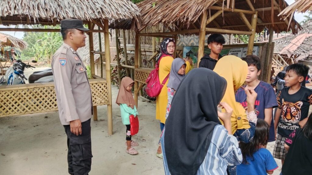 Bhabinkamtibmas Polsek Cikedal Himbau Pengunjung di Obyek Wisata Kolam Renang Ibu Ende 3 WhatsApp Image 2023 12 25 at 11.38.50
