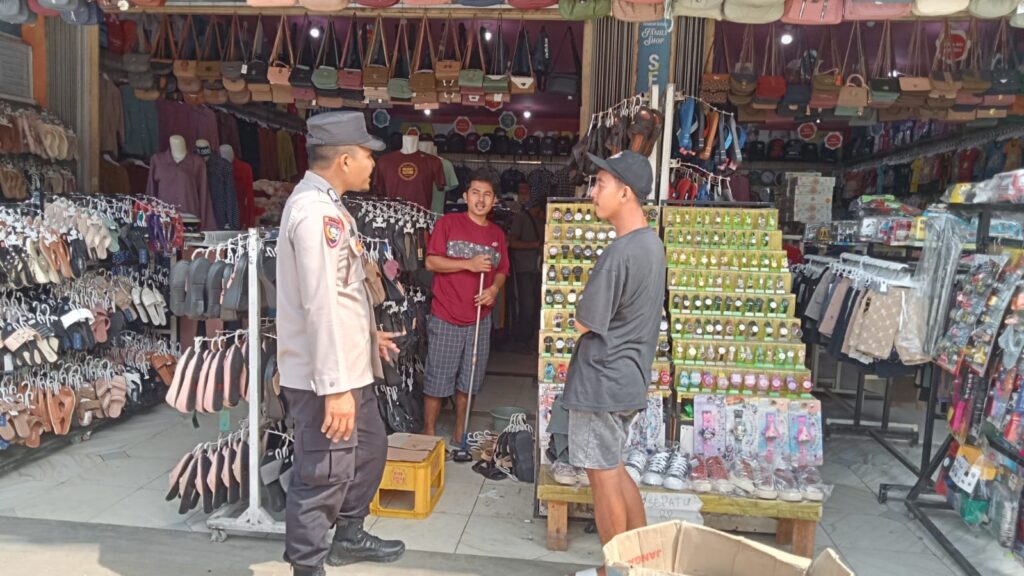 Bhabinkamtibmas Polsek Cikedal Sambangi Toko Serba 35.000 di Kp. Rengat Tengah 8 WhatsApp Image 2023 12 25 at 16.08.02