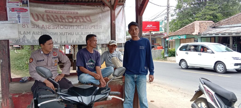 Bhabinkamtibmas Polsek Saketi Terus Sambangi Warga untuk Menjaga Kamtibmas 6 WhatsApp Image 2023 12 25 at 16.46.58