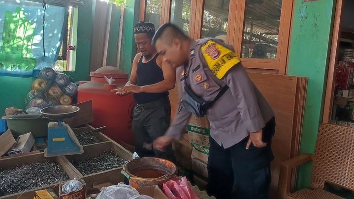 Bhabinkamtibmas Polsek Angsana, Menjalankan Tugas Patroli Dialogis dengan Penuh Dedikasi 9 WhatsApp Image 2023 12 25 at 20.03.59
