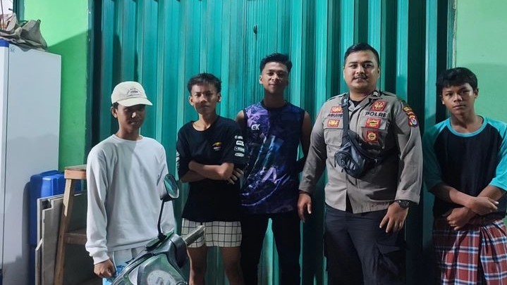 Bhabinkamtibmas Polsek Angsana Bangun Sinergi Kepolisian dan Masyarakat Melalui Patroli Dialogis di Desa Angsana 10 WhatsApp Image 2023 12 25 at 20.07.46