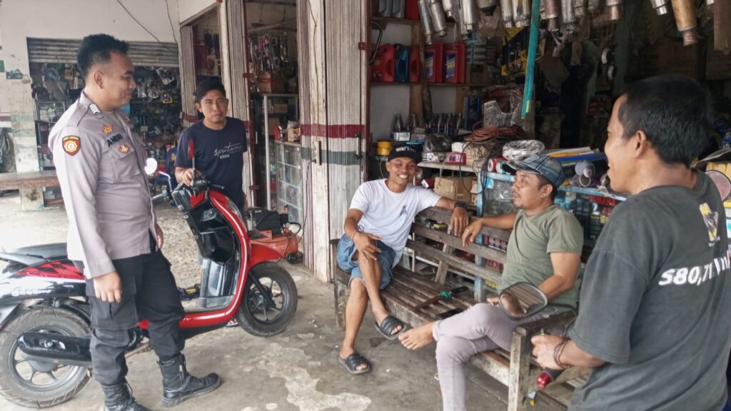 Piket Jaga Polsek Cimanggu Lakukan Sambang Warga Door to Door di Desa Waringinkurung 10 WhatsApp Image 2023 12 26 at 09.11.50