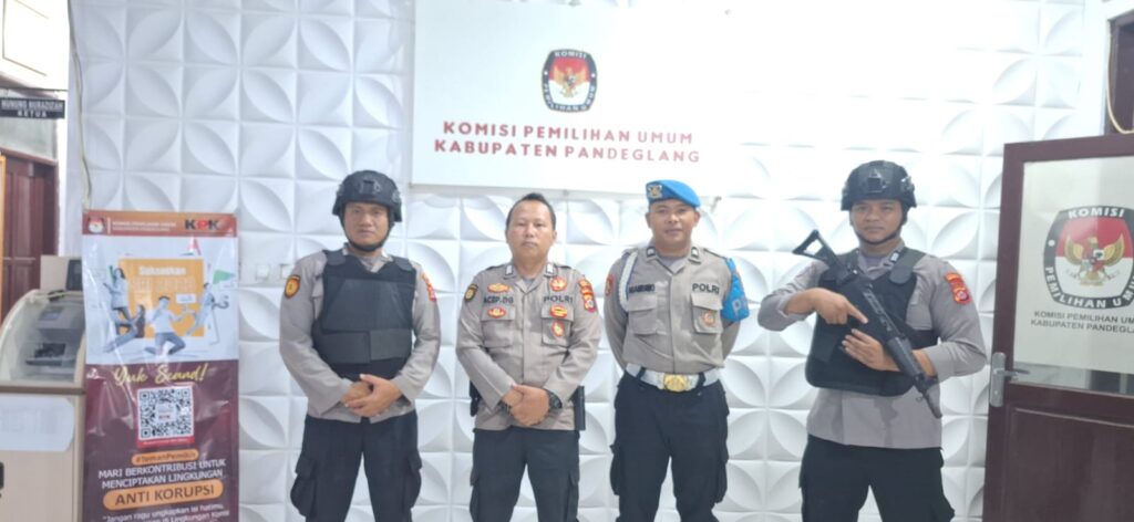 Propam Polres Pandeglang Intensifkan Pengawasan, Cek Kesiapan Personil OMB di KPU dan Bawaslu 3 WhatsApp Image 2023 12 26 at 09.59.14