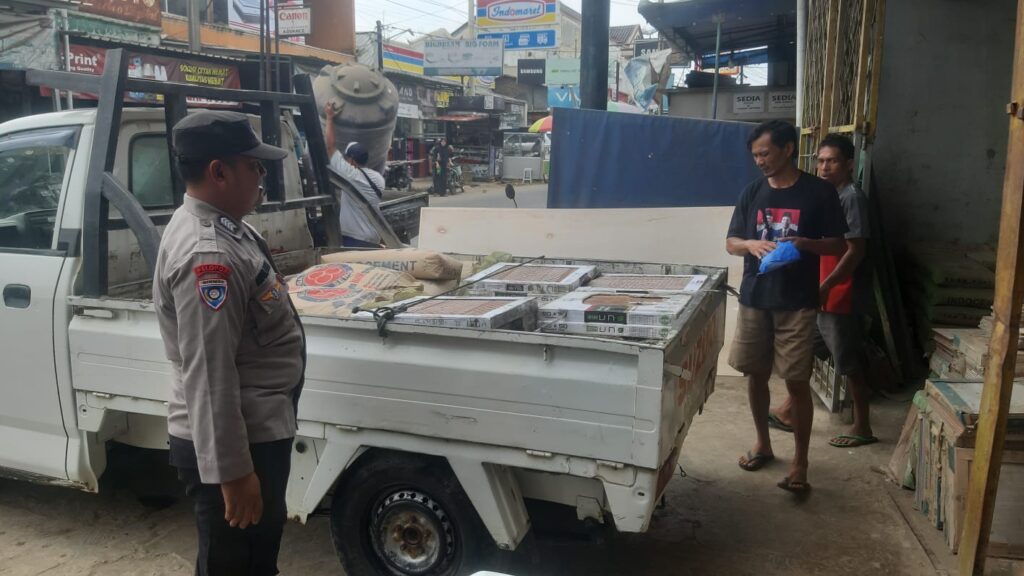Polsek Picung Himbau Sopir Pick Up: Utamakan Keselamatan dan Tertib Berlalu Lintas 4 WhatsApp Image 2023 12 26 at 16.12.28