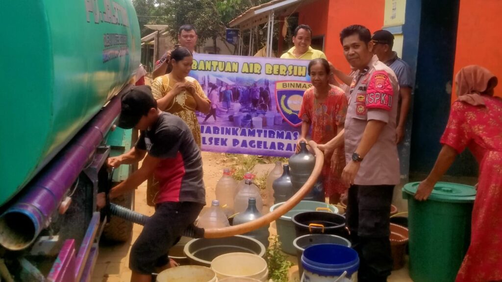 Polsek Pagelaran Salurkan Bantuan Air Bersih di Tengah Kekeringan 3 WhatsApp Image 2023 12 26 at 17.41.16