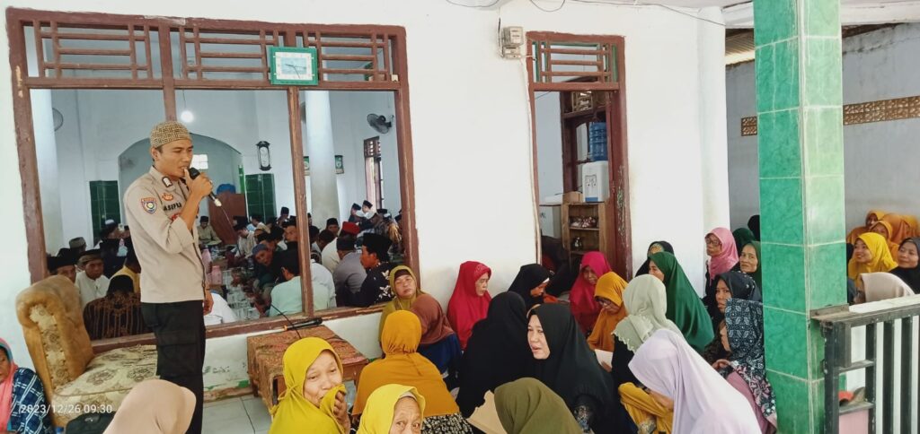 Bhabinkamtibmas Polsek Panimbang Ajak Warga Tanjungjaya dalam Kegiatan Pengajian Rutin 7 WhatsApp Image 2023 12 26 at 18.47.46