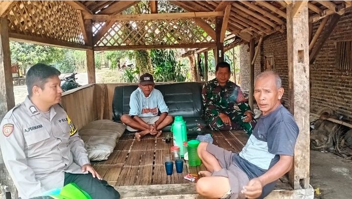 Seruan Pemilu Damai: Bhabinkamtibmas Polsek Cadasari Terus Berikan Himbauan kepada Warga 6 WhatsApp Image 2023 12 26 at 18.54.57
