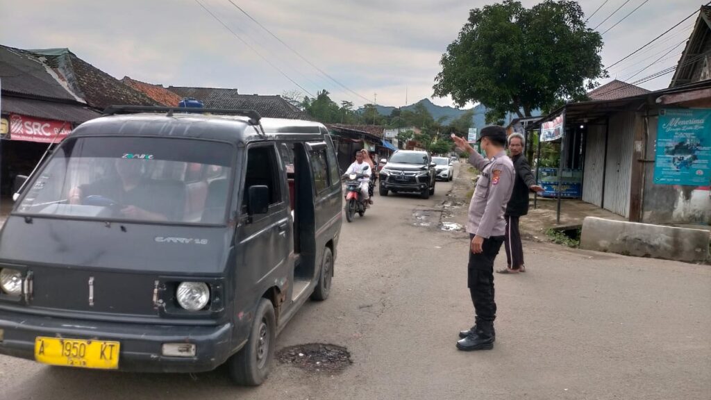 Polsek Mandalawangi Gencar Lakukan Strong Point Pengaturan Lalulintas Menjelang Akhir Pekan 9 WhatsApp Image 2023 12 26 at 19.19.28