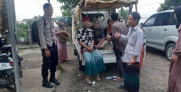 Bhabinkamtibmas Polsek Cadasari Himbau Peziarah dan Warga Sekitar Makam Abuya Dimyati 8 WhatsApp Image 2023 12 26 at 19.22.42