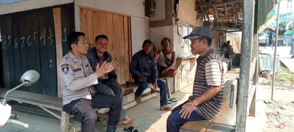 Bhabinkamtibmas Polsek Saketi Terus Lakukan Sambang Warga dan Dialogis untuk Pemeliharaan Kamtibmas 8 WhatsApp Image 2023 12 26 at 20.12.48