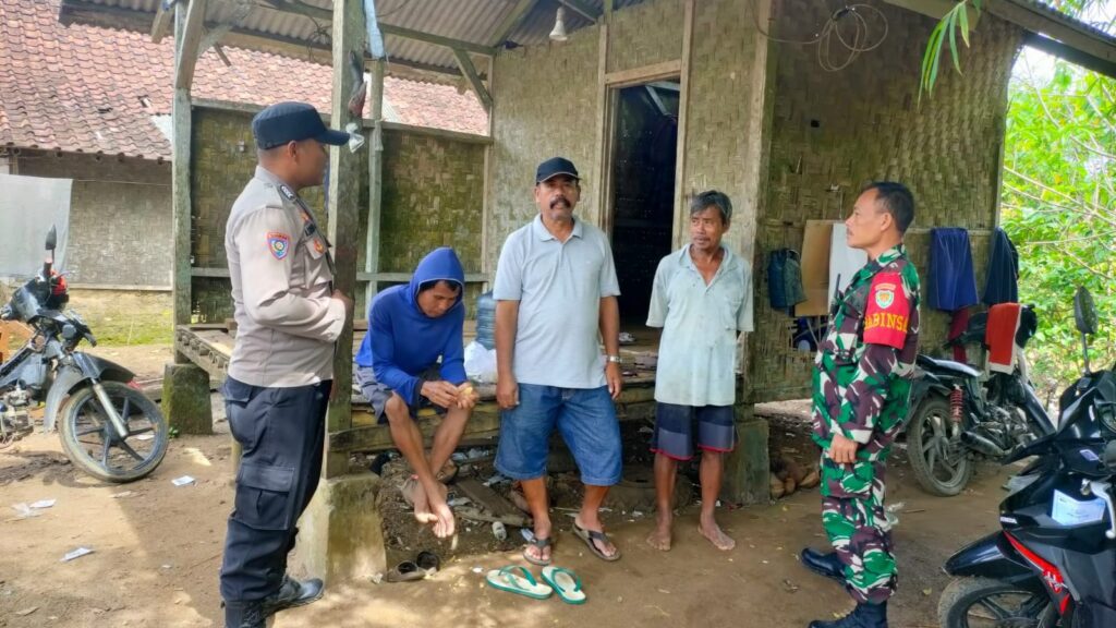 Polsek Munjul Gencarkan Kegiatan Sambang KRYD untuk Cegah Kejahatan dan Gangguan Kamtibmas 9 WhatsApp Image 2023 12 26 at 20.27.13