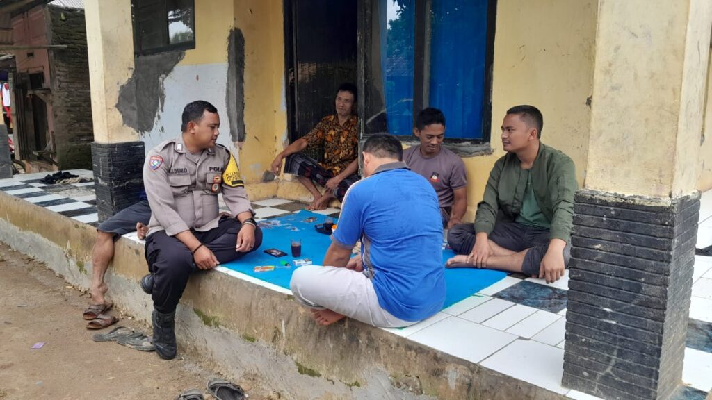 Bhabinkamtibmas Polsek Pandeglang Sambangi Warga untuk Membangun Kedekatan dan Jaga Kamtibmas 6 WhatsApp Image 2023 12 27 at 10.15.46