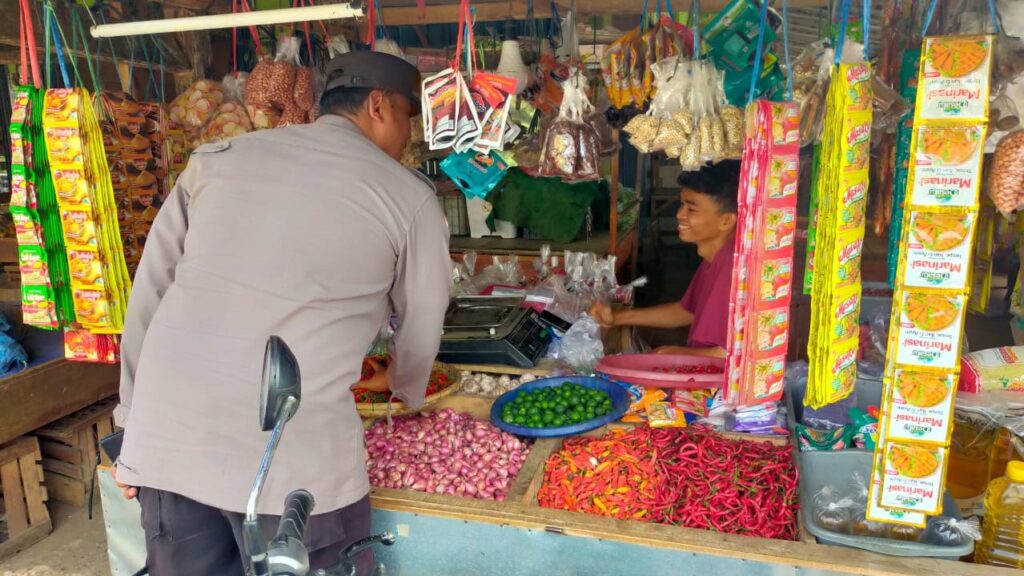 Bhabinkamtibmas Polsek Panimbang Awasi Stabilitas Harga Sembako di Kampung Pasar Citeureup 1 WhatsApp Image 2023 12 27 at 11.12.09