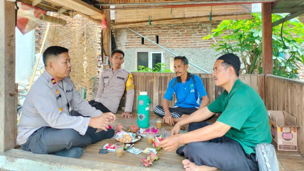 Kapolsek Cimanggu Sambangi Warga, Ingatkan Pentingnya Kamtibmas Menjelang Pemilu 2024 2 WhatsApp Image 2023 12 27 at 11.24.54