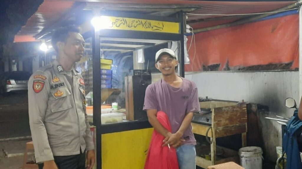Polsek Cigeulis Rutin Gelar Patroli KRYD dan Sambang Warga untuk Meningkatkan Kamtibmas 7 WhatsApp Image 2023 12 27 at 23.55.27