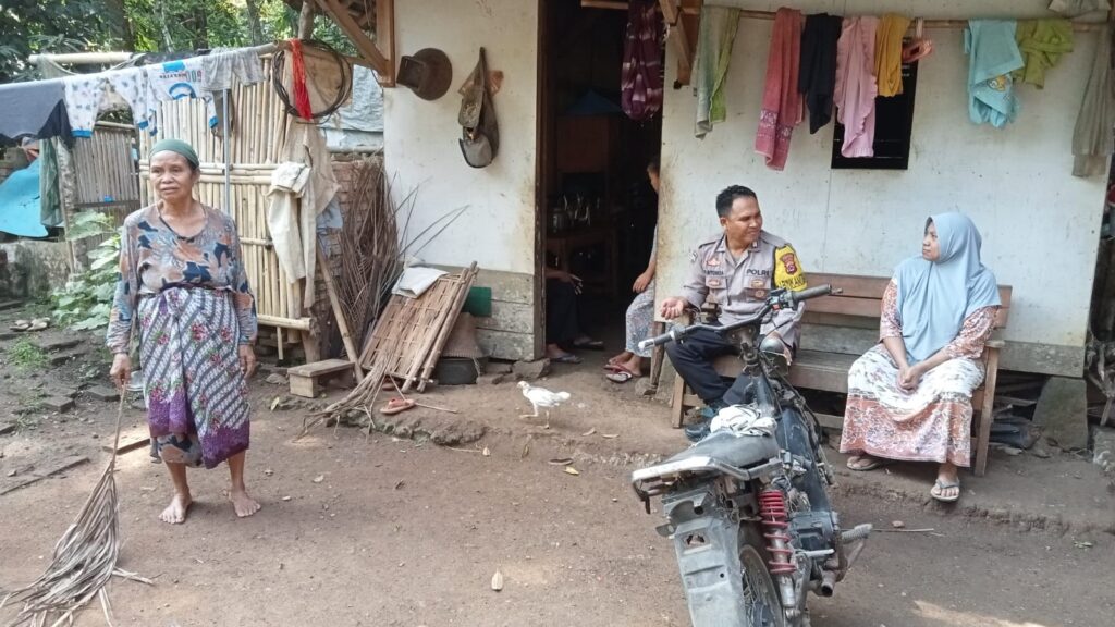 Bhabinkamtibmas Polsek Cikedal Gencar Sambang dan Silaturahmi, Sampaikan Arahan Kebersihan Demi Antisipasi Penyebaran DBD 5 WhatsApp Image 2023 12 28 at 14.28.11