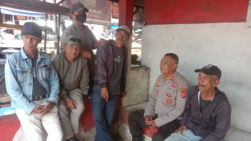 Kapolsek Bojong Aktif Sambang ke Pasar, Ajak Para Tukang Ojeg Bersama-sama Jaga Kamtibmas 1 WhatsApp Image 2023 12 28 at 14.31.57