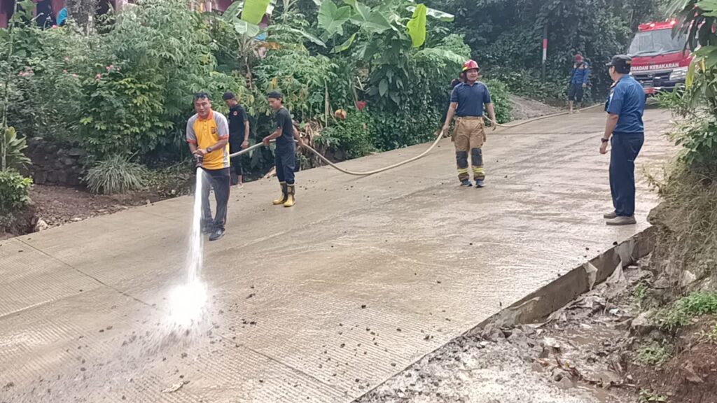 Polsek Pulosari Kolaborasi dengan BPBD Bersihkan Sisa Material Betonisasi Tanjakan Bangangah 3 WhatsApp Image 2023 12 28 at 16.10.50
