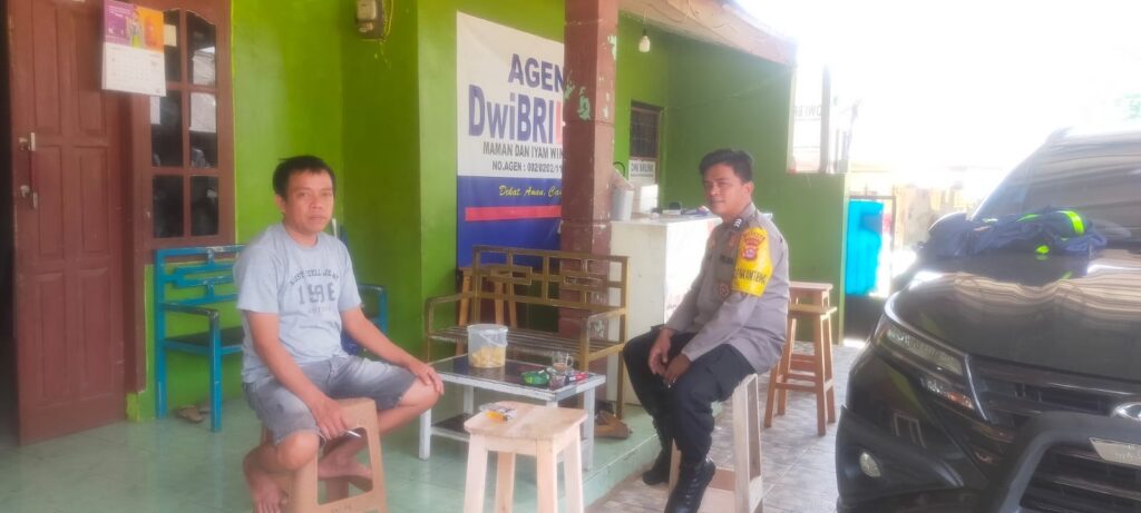 Bhabinkamtibmas Polsek Saketi Lakukan Sambang Warga dan Dialogis untuk Pemeliharaan Kamtibmas yang Aman dan Kondusif di Wilayah Saketi 2 WhatsApp Image 2023 12 28 at 17.55.11
