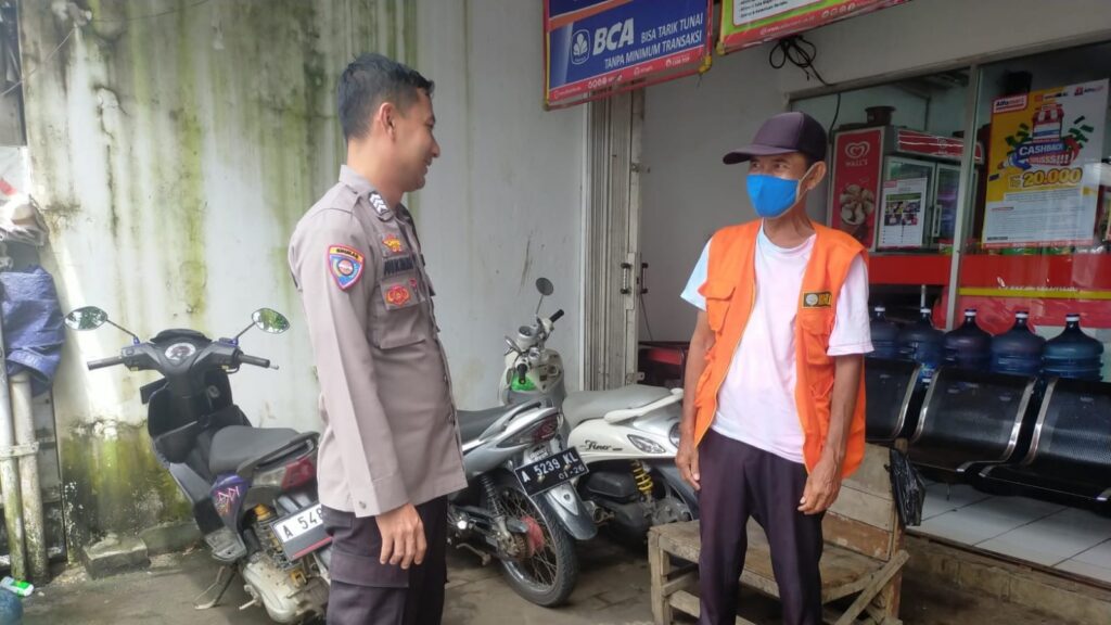 Patroli Siang Polsek Menes Sambangi Petugas Parkir untuk Ciptakan Kondisi Aman 6 WhatsApp Image 2023 12 29 at 14.46.54