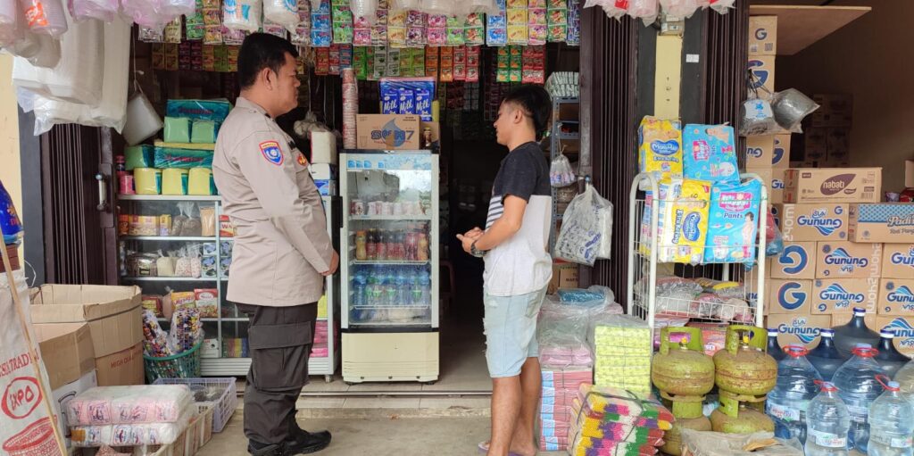 Bhabinkamtibmas Polsek Pandeglang Lakukan Pengecekan Harga Sembako untuk Antisipasi Kenaikan Jelang Tahun Baru 5 WhatsApp Image 2023 12 29 at 14.48.37