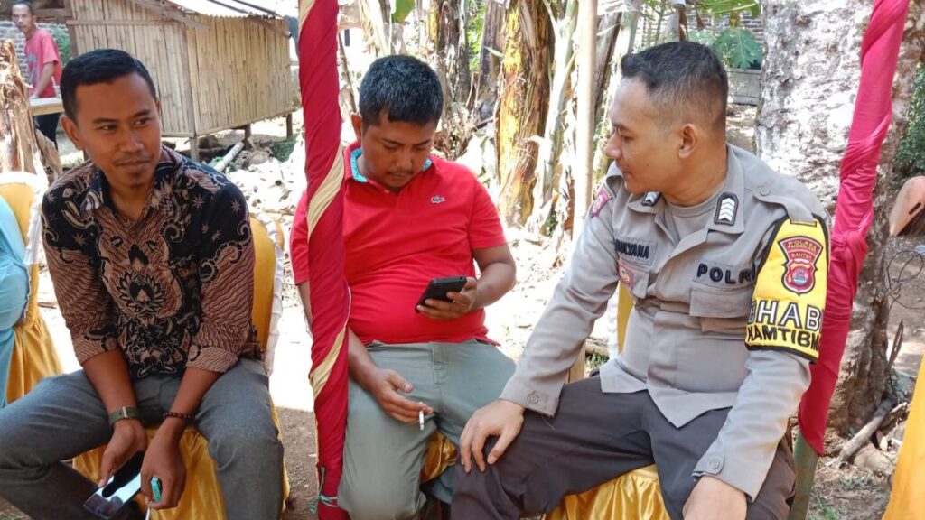 Polsek Cikedal: Bhabinkamtibmas Sambangi Masyarakat Binaan untuk Ciptakan Kamtibmas yang Aman 4 WhatsApp Image 2023 12 29 at 14.50.53