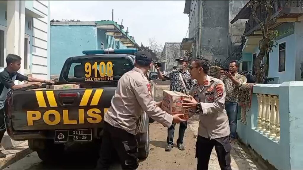 Polsek Saketi Berikan Bantuan Sosial kepada Korban Kebakaran Pondok Pesantren 3 WhatsApp Image 2023 12 29 at 14.52.47