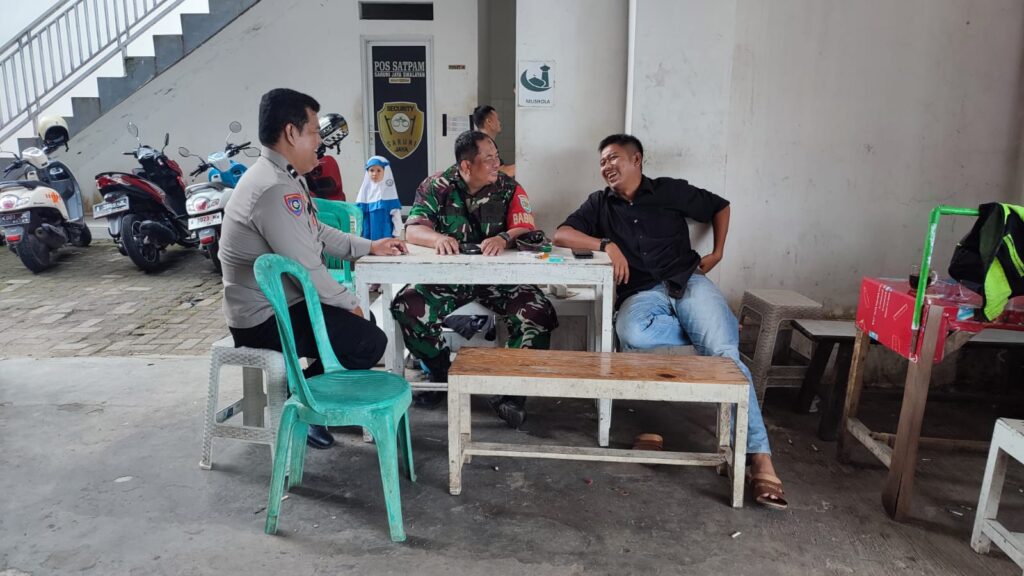 Bhabinkamtibmas Polsek Pandeglang Sambangi Warga dan Ajak Bersama Jaga Kamtibmas 2 WhatsApp Image 2023 12 29 at 14.54.41