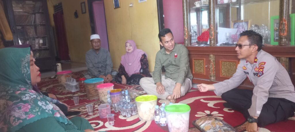 Kapolsek Saketi Beri Semangat kepada Korban Kebakaran di Pondok Pesantren Thoriqotul Huda 1 WhatsApp Image 2023 12 29 at 14.56.34