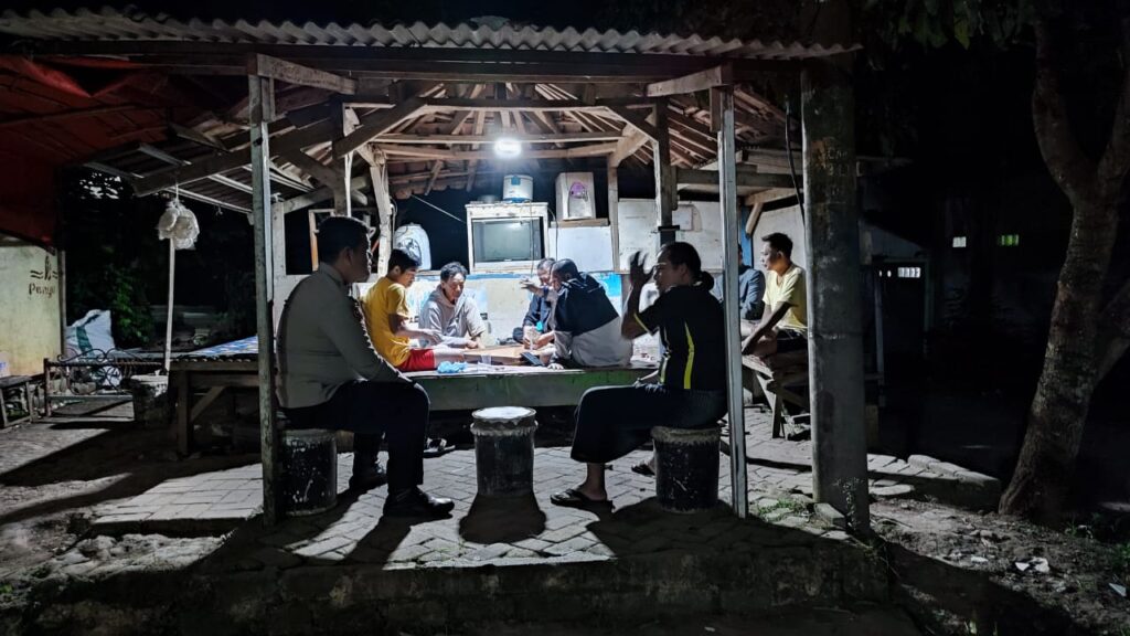 Bhabinkamtibmas Polsek Pandeglang Sambangi Ketua RW dan Ajak Warga Jaga Kamtibmas 3 WhatsApp Image 2023 12 29 at 15.01.10
