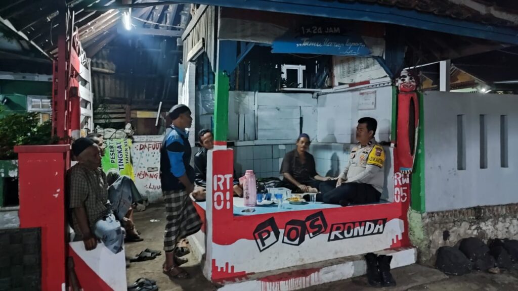 Bhabinkamtibmas Polsek Pandeglang Sambangi Ketua RW untuk Tingkatkan Kamtibmas 6 WhatsApp Image 2023 12 29 at 15.06.38