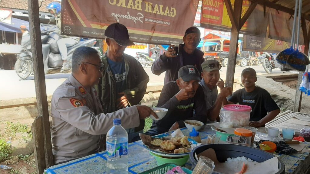 Kapolsek Bojong Gelar Giat Jumat Curhat Bersama Tukang Ojeg untuk Meningkatkan Kedekatan dengan Masyarakat 7 WhatsApp Image 2023 12 29 at 15.09.29