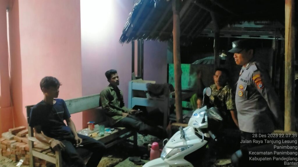 Polsek Panimbang Gelar Patroli Malam dan Sambang Dialogis Untuk Ciptakan Kamtibmas yang Aman 9 WhatsApp Image 2023 12 29 at 15.13.52