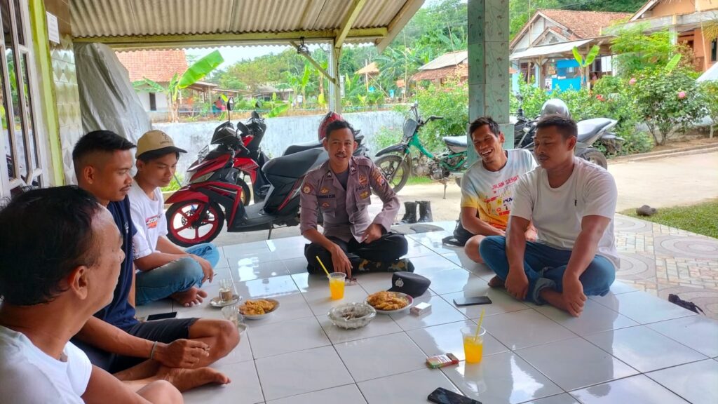 Bhabinkamtibmas Polsek Panimbang Terus Galakkan Sambang Dialogis di Desa Cimanis untuk Ciptakan Kamtibmas yang Aman dan Teratur 1 WhatsApp Image 2023 12 30 at 00.15.14